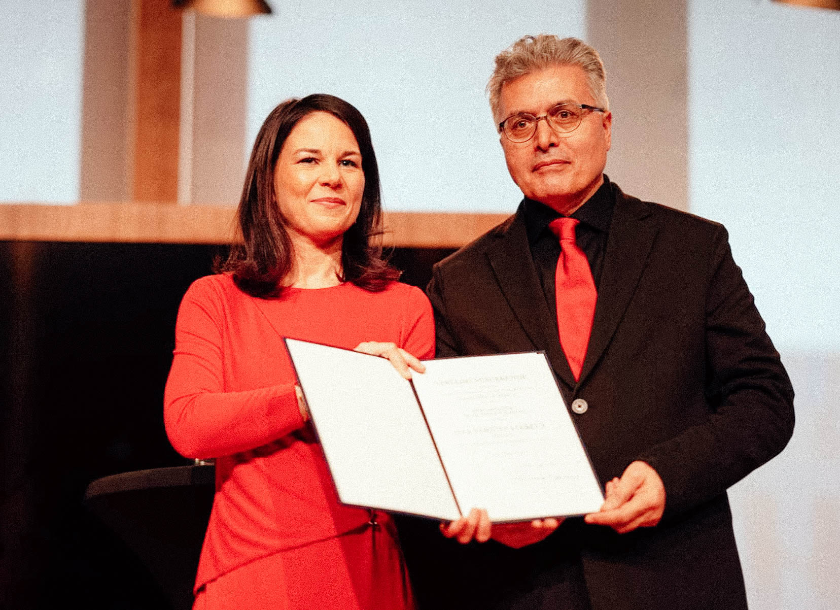 Annalena Baerbock, damalige Bundesaußenministerin, und Jan Ilhan Kizilhan bei der Verleihung des Bundesverdienstkreuzes am Bande im Jahr 2024.