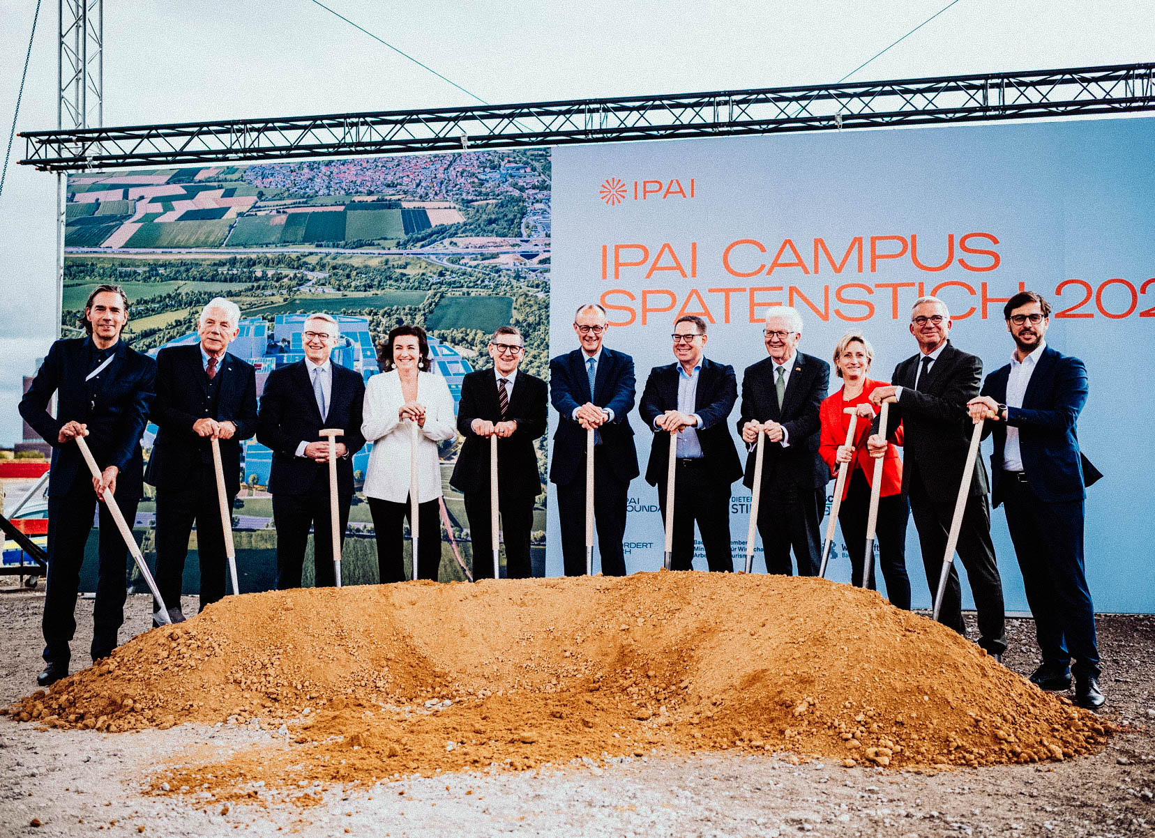 On October 21, 2025, the groundbreaking ceremony for the IPAI CAMPUS took place in the presence of high-ranking politicians, including Federal Chancellor Friedrich Merz (center).