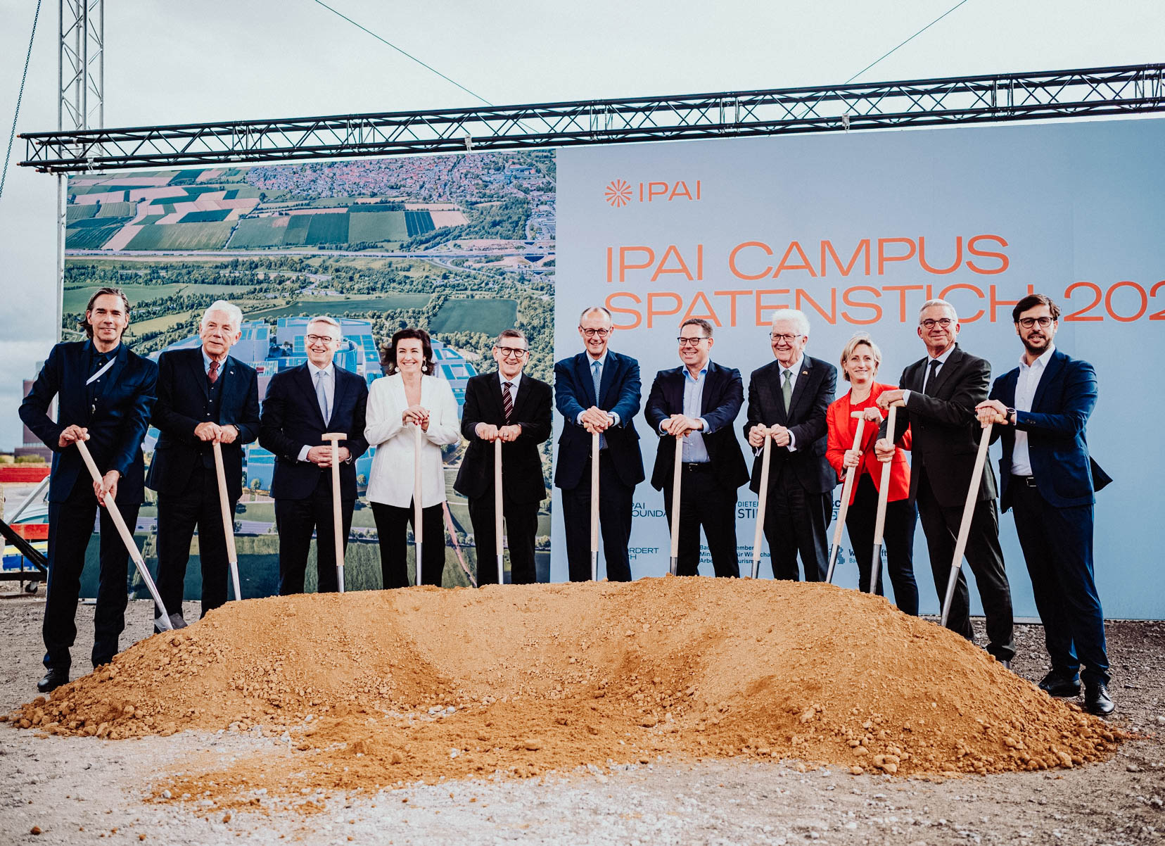 Am 21. Oktober 2025 wurde im Beisein von hochrangigen Politikerinnen und Politikern, darunter Bundeskanzler Friedrich Merz (Mitte), der erste Spatenstich für den IPAI CAMPUS gesetzt.