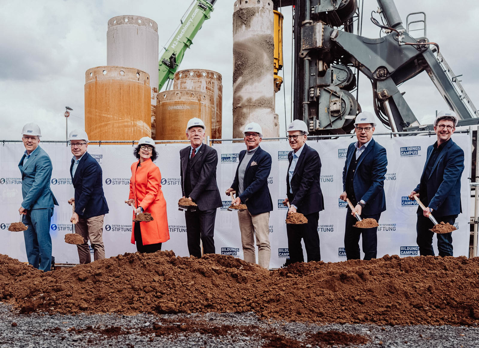 Friedl, Renner, and Geilsdörfer even pick up a shovel themselves: here at the groundbreaking ceremony for the West Education Campus.