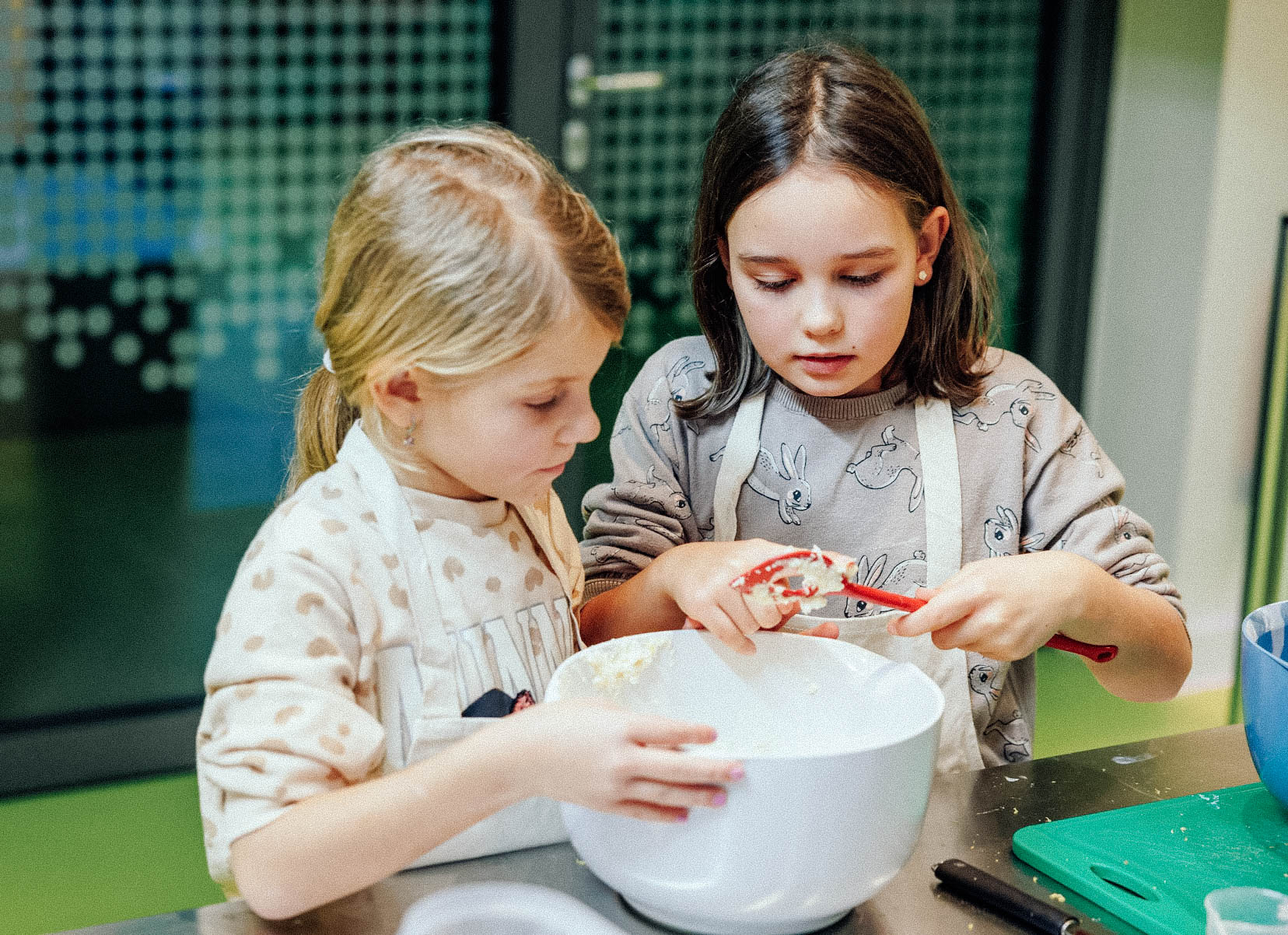 Backen ist Teamwork, und die teilnehmenden Schulkinder haben gelernt, wie es ist, mit allen Sinnen zu lernen.