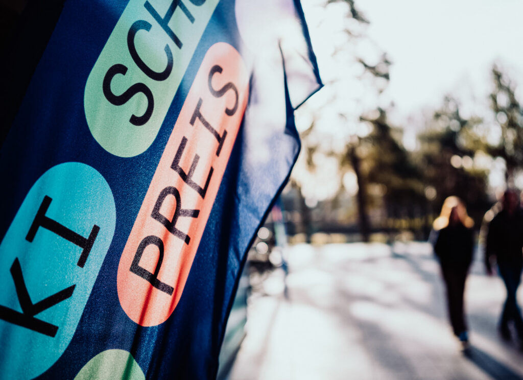 Der KI-Schulpreis zeichnet Schulen aus, die innovative KI-Konzepte entwickeln und umsetzen – die KI also erfolgreich für den Unterricht, die Förderung von Schülern oder die Schulorganisation nutzen.